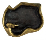 SUZANA LEVY - Obra em bronze de Suzana Levy, com forma orgânica de forte presença escultórica. A peça apresenta superfície interna escurecida com pátina natural e bordas em bronze polido, criando contraste elegante típico da artista. Trabalho de estética moderna, modelado à mão, revelando movimento e textura únicos. Mede 18 x 15 cm.