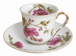 LIMOGES - Xícara para café e ou coleção e pires em pasta de porcelana francesa D & C (Limoges). Delicado conjunto em porcelana branca, decoração floral em tons de rosa e verde, com relevo suave e acabamento dourado na alça. Marca D & C France na base, produção de Limoges, final do séc. XIX / início do séc. XX. Peça elegante, ideal para coleção ou composição decorativa.Estado: bom, com leves sinais do tempo compatíveis com a idade.