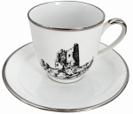 Xícara e pires de café em porcelana alemã, marca Winterling / Tirschenreuth  Bavária, decorados com cena do castelo Königswinter  Drachenfels, em preto sobre fundo branco, com frisos em prata. Peça delicada, de coleção, com marcas originais no verso e leve pátina do tempo.