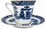 JAPÃO - Conjunto de xícara e pires de café em porcelana oriental, decoração azul e branca com cena paisagística clássica, borda com padrões geométricos e detalhes em dourado. Peça delicada, de estética tradicional, ideal para colecionadores e composição de mesa elegante. Apresenta marcas do tempo compatíveis com a idade e um discreto fio de cabelo no interior.
