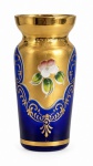 VENEZA - Floreira em cristal veneziano bicolor, em tom azul cobalto com aplicação de douração e delicada decoração floral em relevo policromado. Corpo cilíndrico com leve estrangulamento e borda alargada. Apresenta sinais compatíveis com o uso e o tempo. Mede 9cm.
