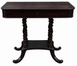 BRASIL SÉC. XIX - Mesa de apresentação com estrutura em jacarandá, no estilo Dona Maria I, com tampo retangular de cantos arredondados e gaveta frontal com fechadura, com pernas torneadas, unidas por travessa inferior recortada e pés em voluta. Contem uma gaveta frontal. Peça de elegância sóbria, apresentando pátina e sinais de uso compatíveis com a idade. Final séc. XIX. Mede 80 cm altura x 46 cm largura x 90 cm comprimento.