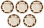 Lote com 5 pratos rasos em faiança inglesa Woods Ivory Ware, decorados com rica cercadura floral policromada em relevo, esmalte craquelado característico e bordas onduladas. Produção inglesa, marca no verso. Peças de elegante decoração clássica, ideais para compor mesas, coleções ou ambientes de inspiração vintage. Mede 23cm.