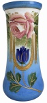 ART NOUVEAU Gracioso vaso e ou floreira em opalina francesa, decorado com flores em relevo policromadas e ricos detalhes dourados sobre fundo azul em estilo Art Nouveau. Peça ornamental de grande efeito decorativo, apresentando pintura manual e acabamento esmaltado. Pintado a mão. Medidas: 27 cm de altura.