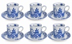 Jogo com 6 xícaras para café com pires, em porcelana decorada em azul sob fundo branco, com cenas orientalizantes e motivos florais estilizados. Uma com sinal de restauro.