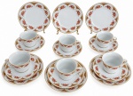 Jogo composto por 6 xícaras de chá com respectivos pires e 6 pratos para sobremesa em porcelana chinesa, decoração floral policromada com detalhes dourados e bordas filetadas. Base marcada Made in China. Em bom estado de conservação.