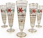 VENEZA - Conjunto com 6 taças em cristal veneziano translúcido, decoração manual policromada com flores esmaltadas em vermelho e verde, faixas foscas e filetes dourados. Peças de elegante estilo europeu, ideais para espumante ou coquetéis. Apresentam sinais compatíveis com o uso e a idade. Medidas: 23 cm de altura.