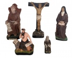 Lote de cinco imagens sacras em composição variada, em material gesso moldado e policromado, representando santos e Cristo Crucificado, com bom detalhamento e pátina de uso compatível com o tempo. Peças decorativas e de devoção. Medida da maior 22 cm altura.
