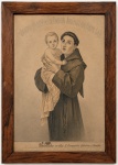 SANTO ANTÔNIO DE PÁDUA  Antiga estampa religiosa comemorativa do VII Centenário de Santo Antônio de Pádua (12311931), emoldurada, com dedicatória impressa na parte inferior. Peça de caráter devocional e histórico. Marcas do tempo. Medidas: 39,5  53,5 cm.