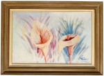 Óleo sobre tela representando composição floral com copos-de-leite, em delicada paleta de tons rosados, lilases e azuis, composição de caráter decorativo, assinada no canto inferior direito. Emoldurada. Medidas da obra: 90  60 cm.Medidas totais: 113  83 cm.