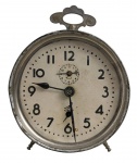 Relógio despertador mecânico JAZ, França, período circa 19301950, caixa metálica cromada com desgastes, mostrador esmaltado com algarismos arábicos, ponteiro de segundos em mostrador auxiliar e corda manual. Apresenta sinais de uso e desgaste compatíveis com a idade. Funcionamento desconhecido. Marca JAZ. Mede 17 cm.