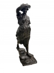 GABRIELE PARENTE (Napoli, 1875-1899). Escultura em bronze patinado representando jovem mulher em movimento, protegendo o rosto do sol, assinada na base G. Parente. Obra de elegante modelagem naturalista, característica da produção do escultor napolitano do final do século XIX. Altura: 53,5 cm.
