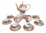 PORCELANA STEATITA  Gracioso conjunto para café em porcelana Steatita, composto por bule, leiteira, açucareiro com tampa e 6 xícaras com pires, decoração floral policromada, fundo rosa, ricos ornamentos e filetes dourados. Marca Steatita, tradicional fabricante brasileira.