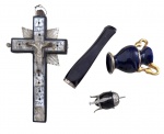 Conjunto devocional e decorativo, composto por crucifixo com aplicações em madrepérola e inscrições, miniatura de vaso porcelana azul com douração, cigarreira em baquelite e metal e pequeno recipiente em metal prateado com dosador. Conjunto de caráter religioso e decorativo, provavelmente europeu, século XX.Maior medida: 12 cm.