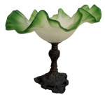 ART NOUVEAU - Centro de mesa em pasta de vidro, decoração em verde translúcido com borda ondulada, sobre base em metal patinado. Peça de inspiração Art Nouveau, Circa 1900. Medidas: 21 x 24 cm.
