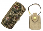 Conjunto de duas bolsas vintage, sendo uma em tecido estampado com fecho metálico e forro interno em seda vermelha, e outra em couro sintético texturizado, assinada MONICA SANCHES. Peças de época, elegantes e decorativas. Medida da maior 17cm.