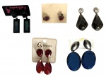 Lote com 5 pares de brincos de bijuteria, em diferentes estilos e cores, com cristais lapidados em tons de azul, vermelho, fumê e preto. Peças decorativas e elegantes. Medida do maior 8cm.