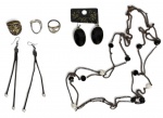 CONJUNTO DE BIJUTERIAS, composto por anéis, brincos e colar em tons de preto e prata, com detalhes de pedrarias e contas. Peças de estilo contemporâneo. Medida do maior 46cm.