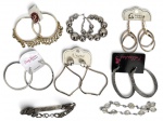 Lote composto por bijuterias diversas, incluindo brincos, pulseiras e braceletes, em diferentes modelos e acabamentos, alguns com pedrarias e detalhes decorativos. Misto de peças novas e vintage. Medida do maior 8cm.