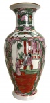 Vaso em porcelana chinesa, decoração Famille Rose, com rica policromia em verde, rosa e vermelho, cenas de figuras orientais, flores, frutos e aves, com detalhes em dourado. Marcado na base LEES e caracteres chineses. Peça de inspiração tradicional chinesa, provavelmente do século XX. Mede 26cm.