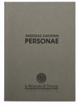 ANDREAS KARAYAN  PERSONAE, catálogo de exposição apresentado na 49ª Biennale di Venezia, representando o Chipre. Edição de 2001, em italiano/inglês. Publicado pelos Serviços Culturais do Ministério da Educação e Cultura do Chipre. Desgaste do tempo. Medidas: 26 x 35 cm.