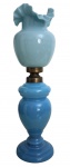 FRANÇA 1900 - Luminaria de mesa OPALINA francesa azul-turquesa, com corpo globular e borda recortada em forma de volantes, sobre base circular. Peça decorativa de elegante efeito ornamental. Circa 1900. Amarração em metal dourado. Possui fiação. Funcionamento desconhecido.  Medida: 47 cm de altura.