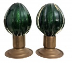 ITALIA - PINHAS DE MURANO  par de esculturas em cristal de Murano, em tonalidade verde esmeralda profundo, com aplicação de pó de ouro, sobre bases em metal dourado. Período: inicio século XX. Uma com discreta perda. Medidas: 16 cm de altura.