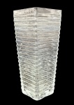 Vaso em cristal translúcido Prestige Glassware, design moderno com textura canelada. Mede 25 cm. Sem uso, ainda na embalagem.