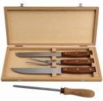 CONJUNTO PARA SERVIR CARNES, composto por faca, garfo, faca de trinchar e chaira, com cabos em madeira, acondicionado em elegante estojo de madeira.Medida da caixa: 36 x 15 cm