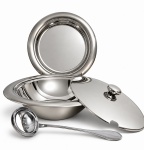 SOPEIRA COM SOUSPLAT EM AÇO INOX  elegante conjunto em aço inox de acabamento polido, composto por sopeira com tampa com pega e sousplat, de linhas sofisticadas e excelente apresentação à mesa. Diâmetro: 31 cm.