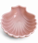 CENTRO DE MESA EM OPALINA FRANCESA rosa, século XIX, em formato de concha, com delicado acabamento e bordas onduladas, apoiado sobre pés. Possui perda em um dos pés. Medidas: 25 x 24 cm.