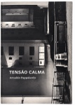 ARNALDO PAPPALARDO  livro de fotografia Tensão Calma, apresentando registros fotográficos em preto e branco e coloridos, de linguagem urbana e contemporânea. Mede 25 x 35 cm.