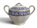 CREAMPETAL  ENGLAND  Açucareiro em faiança inglesa, decoração em azul, verde e dourado com motivos florais e frisos ornamentais. Com tampa e duas alças. Marcas do tempo. Mede 16 cm.
