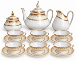 PORCELANA REAL  Jogo de chá em porcelana REAL, composto por seis xícaras com seus respectivos pires, um açucareiro, um bule com tampas e uma leiteira, decorados com delicados motivos florais, filetes e ricos detalhes em dourado, apresentando acabamento de aspecto nacarado. Conjunto de elegante composição, ideal para colecionadores e apreciadores de porcelanas clássicas. Medida do maior 22 cm.