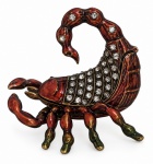 Escultura/porta jóias, em bronze esmaltado em tons de marrom avermelhado, com detalhes em dourado e verde e aplicações em cristais. Peça de efeito ornamental e rica em detalhes. Mede 7 x 7 cm.