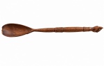 PERIODO 1900 Inusitada colher de madeira de grandes dimensões, entalhada artesanalmente, com concha alongada e cabo ornamentado por frisos e motivos decorativos, finalizado com escultura de mão. Apresenta perda e bonita pátina e marcas naturais do tempo. Circa 1900. Mede 56 cm de comprimento.