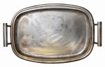 ART DECO - Bandeja em metal prateado, com alças laterais, borda elevada e acabamento envelhecido. Apresenta marcas de uso e pátina natural. Mede 51 x 35 cm.