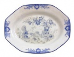 SÃO CAETANO  Travessa em porcelana, decoração em azul e branco com cena oriental, motivos florais e borda ornamental. Formato octogonal. Peça de inspiração chinoiserie. Desgaste do tempo. Registro e numeração na base. Medidas: 31,5 x 24 cm.
