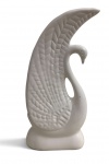 Escultura em cerâmica esmaltada, em formato estilizado de cisne, com relevo texturizado e acabamento branco brilhante. Design moderno e elegante, sobre base integrada. Possui bicado. Medida: 28 cm de altura.