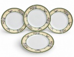 Jogo com 4 pratos rasos em porcelana chinesa, com delicada decoração floral em tons de verde, azul e vermelho. Cada prato mede 26,5 cm de diâmetro.