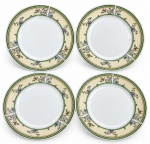 Jogo com 4 pratos fundos em porcelana chinesa, com delicada decoração floral em tons de verde, azul e vermelho. Cada prato mede 20 cm de diâmetro.