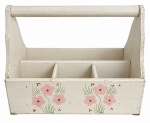 gracioso organizador de utensílios em madeira de estilo vintage, com pintura em tom creme e delicada decoração floral em tons de rosa, vermelho e verde. Possui alça superior e divisórias internas. Apresenta sinais de uso e pátina compatíveis com a idade. Mede 30 x 18 cm.