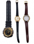 Lote com 3 relógios de pulso, sendo modelos masculino e feminino, com pulseiras em borracha e couro, mostradores e caixas em diferentes acabamentos. Um sem a maquina. No estado. Peças em estado de conservação conforme imagens.