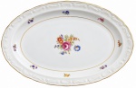 PORCELANA MAUÁ  Travessa oval em porcelana branca, com delicada decoração floral policromada, bouquet central e pequenos arranjos florais ao redor, enriquecida por filetes dourados e borda em relevo com motivos ornamentais. Peça elegante e de inspiração clássica. Medidas: 36  25 cm.