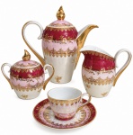 SANTA CATARINA -Servico para café de fabricação Santa Catarina, composto por bule, leiteira, açucareiro e xícara com pires, em decoração bicolor rosa e bordô, com rica ornamentação dourada. Medida do maior: 20 cm. Bule e açucareiro com tampas e pegas em vibrante ouro.