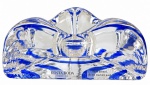 KOSTA BODA  Castiçal em cristal sueco, assinado, de formato triangular com cantos arredondados, decoração em azul-cobalto e parte translúcida de grande espessura e brilho. Marca e inscrição originais na base. Peça de design escandinavo. Mede 11 cm.