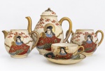 CONJUNTO DE CHÁ JAPONÊS, SATSUMA, composto por bule, leiteira, açucareiro e xícara com pires, decorado com figuras orientais, flores e detalhes dourados. Ausência de tampas da leiteira e açucareiro. Apresenta craquelês, marcas naturais do tempo e discretos fios de cabelo. Medida do maior 18 x 18 cm.