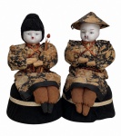 japão - Casal de bonecos em porcelana, com trajes tradicionais, de época, bases estofadas e detalhes artesanais. Conservam marcas naturais do tempo. Mede 19 cm de altura.