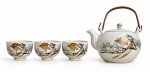 JAPÃO - Serviço para chá em porcelana, composto por bule com alça em fibra e 3 xícaras, decorado com pássaros e motivos florais em dourado e preto. Déc. 1950/60. Possui discreto fio de cabelo em uma das xícaras. Medida do maior 15 cm.