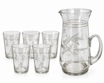 ANOS 50 - Conjunto de jarra e cinco copos em cristal translúcido lapidados com guirlandas, com decoração floral e frisos dourados. Altura do maior 19 cm.